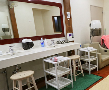 月見湯温泉内の洗面台