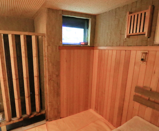 テレビが設置されています。