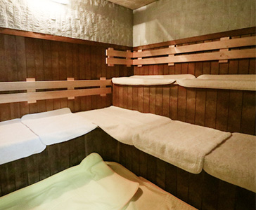 座席は2段になっており、1段目はくの字型になっています。